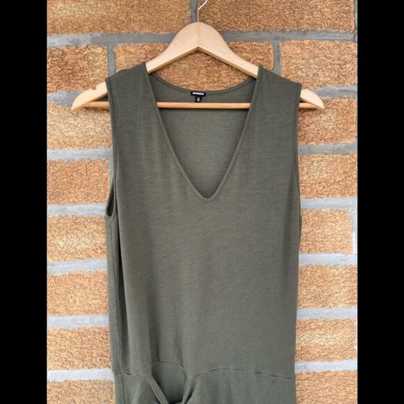 Monrow Supersoft V Dress in Hunter Green M - Picture 7 of 10